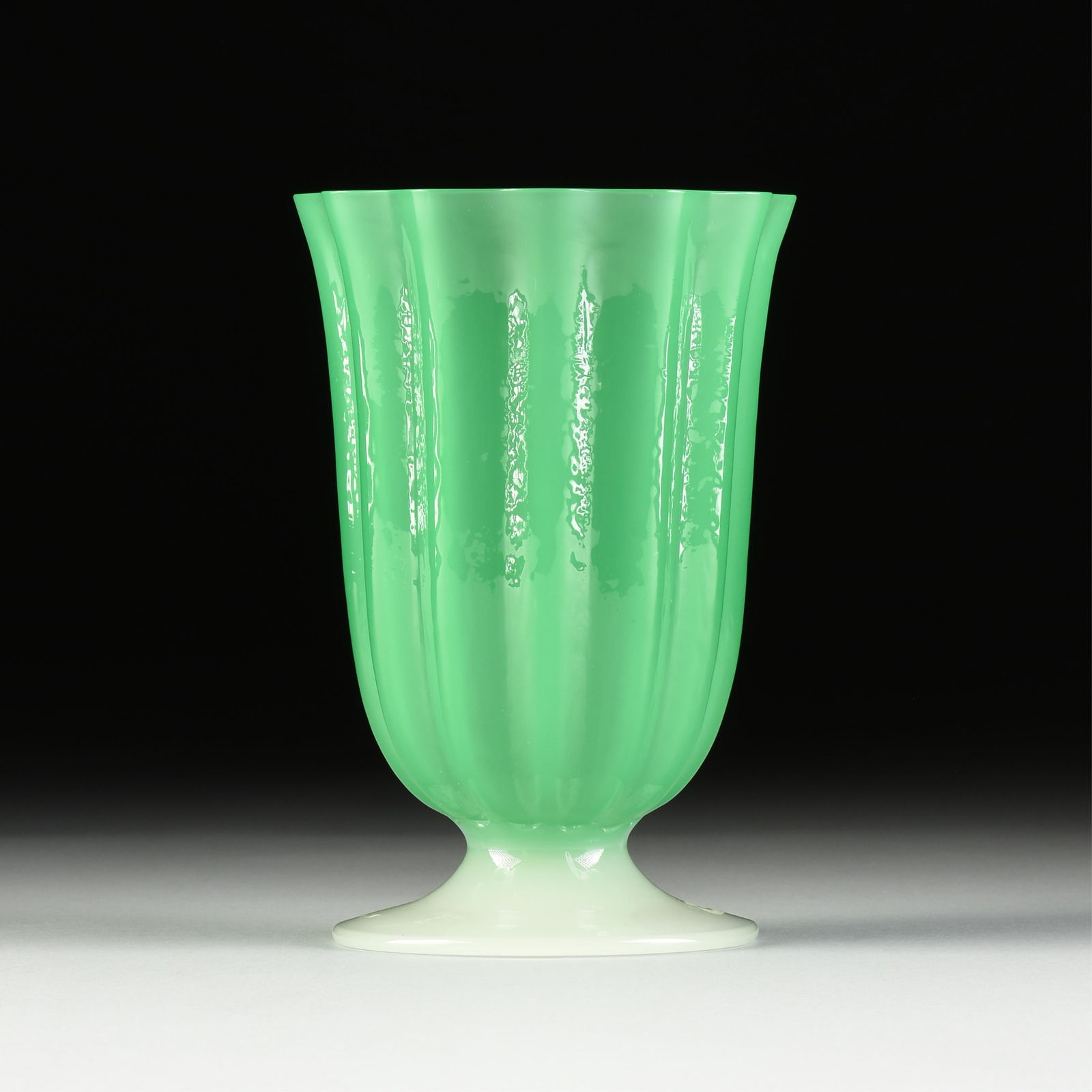 A STEUBEN GLASS VASE, 20TH CENTURY (1 of 4)