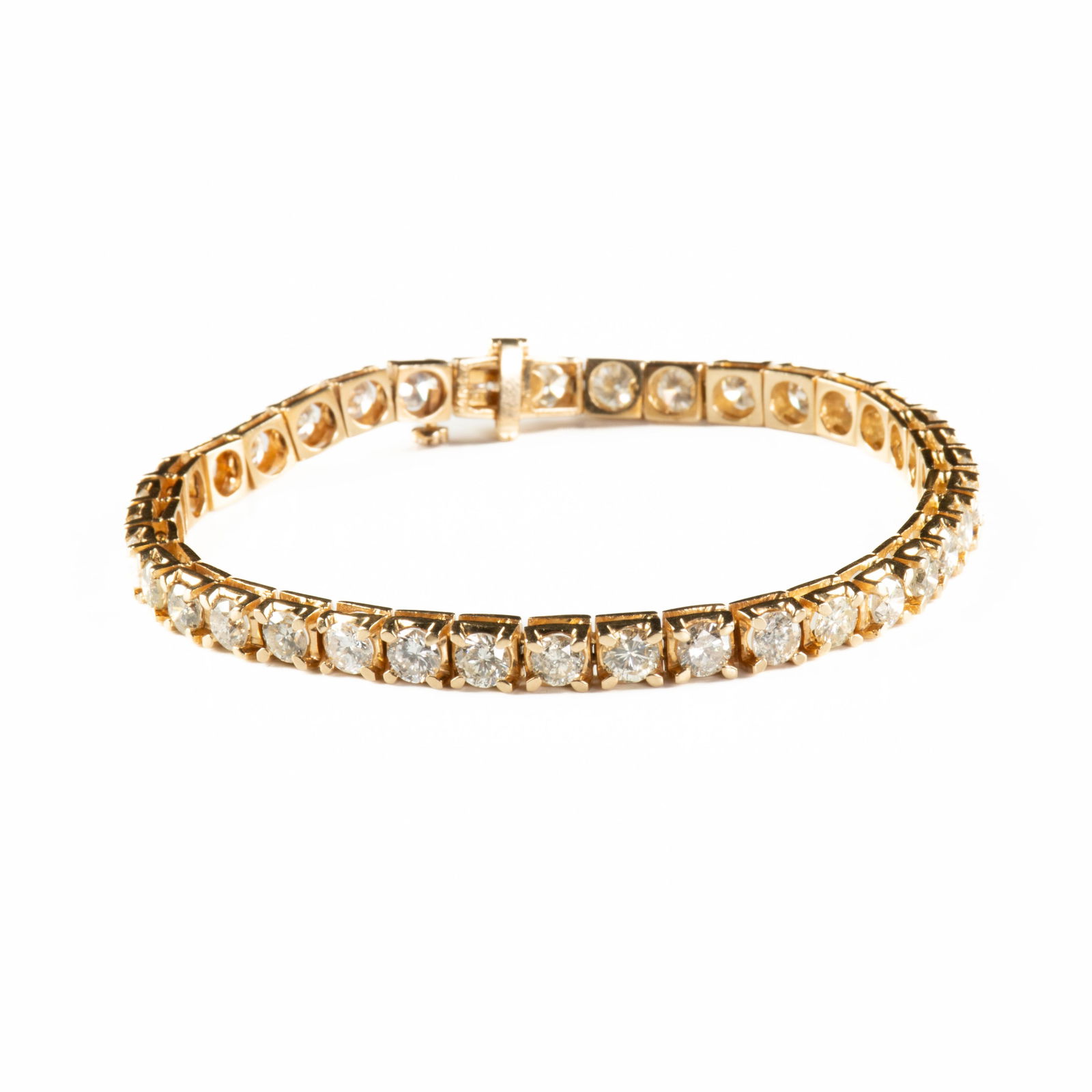 A 14K YELLOW GOLD AND DIAMOND TENNIS BRACELET, a 14K yellow gold bracelet with a closed box clasp (1 of 5)