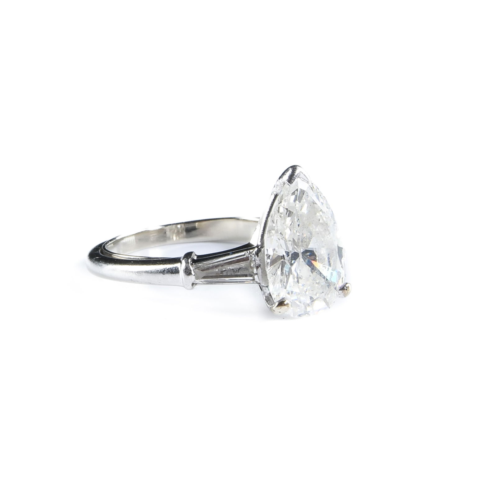 A PLATINUM AND DIAMOND RING, 20TH CENTURY, (1 of 5)