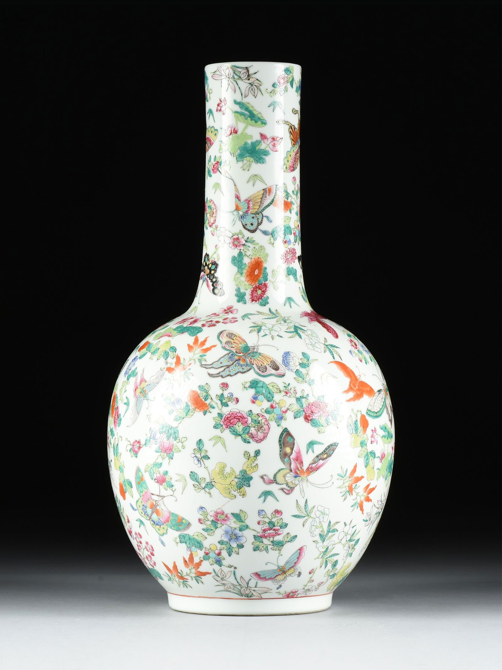 A LARGE FAMILLE ROSE STYLE TIANQIUPING VASE, CHINESE, 20TH CENTURY, (1 of 8)