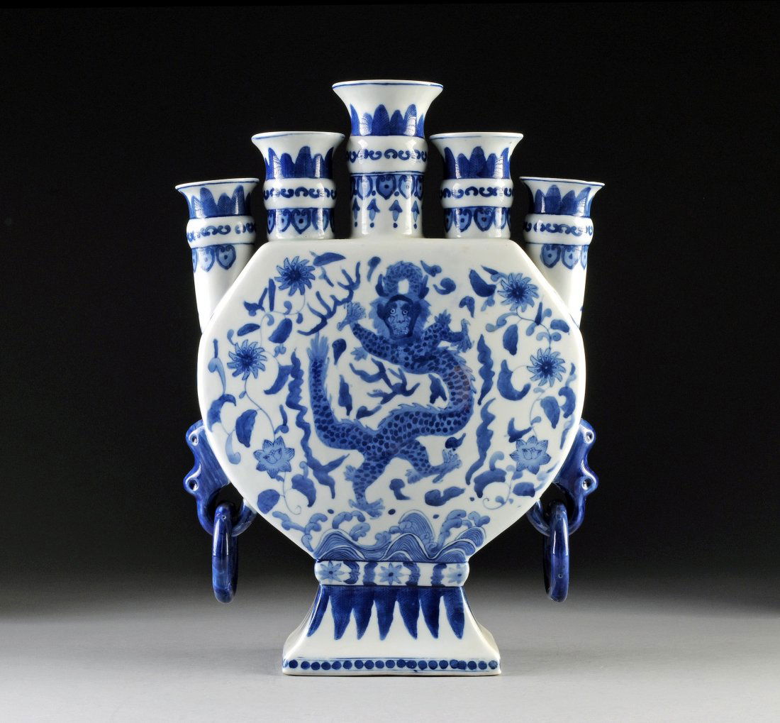 443 A CHINESE BLUE AND WHITE PORCELAIN TULIP VASE, su Lot 0443