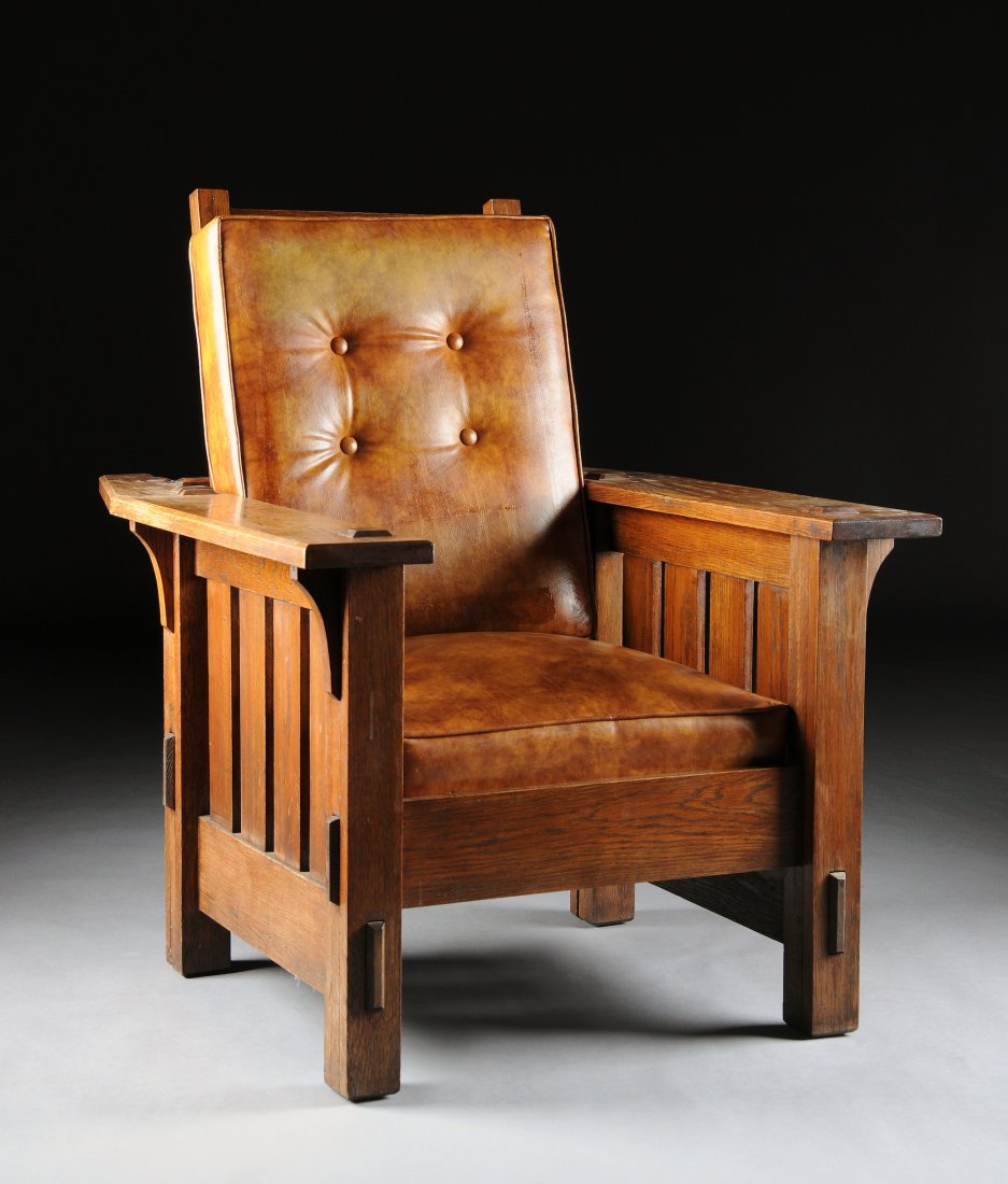 A STICKLEY STYLE ADJUSTABLE RECLINING OAK ARMCHAI: A STICKLEY STYLE ADJUSTABLE RECLINING OAK ARMCHAIR, EARLY 20TH CENTURY, the rectangular hinged back rest with three adjustable levels and enclosing four horizontal splats flanked by chamfered flat hea