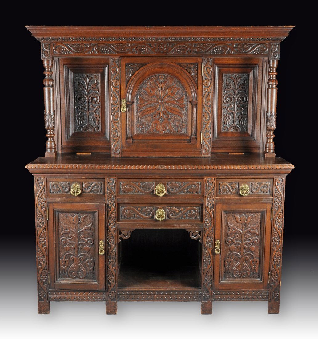 AN ANTIQUE RENAISSANCE REVIVAL CARVED OAK HUTCH BY HAMP