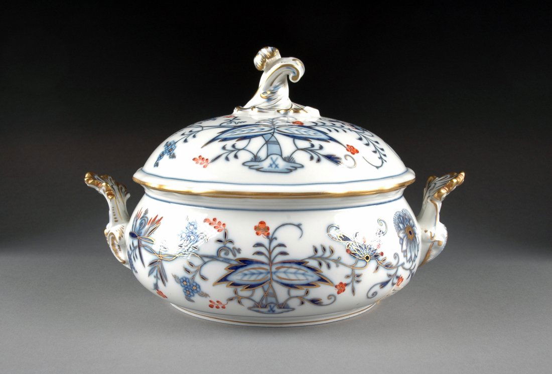 A MEISSEN RICH ONION PATTERN TUREEN AND COVER, BLUE CRO: A MEISSEN RICH ONION PATTERN TUREEN AND COVER, BLUE CROSSED SWORD MARKS, WITH DOUBLE SUBSTANDARD CUTS, 20TH CENTURY, of circular bombé form with underglaze blue and overglaze amber blossoming b
