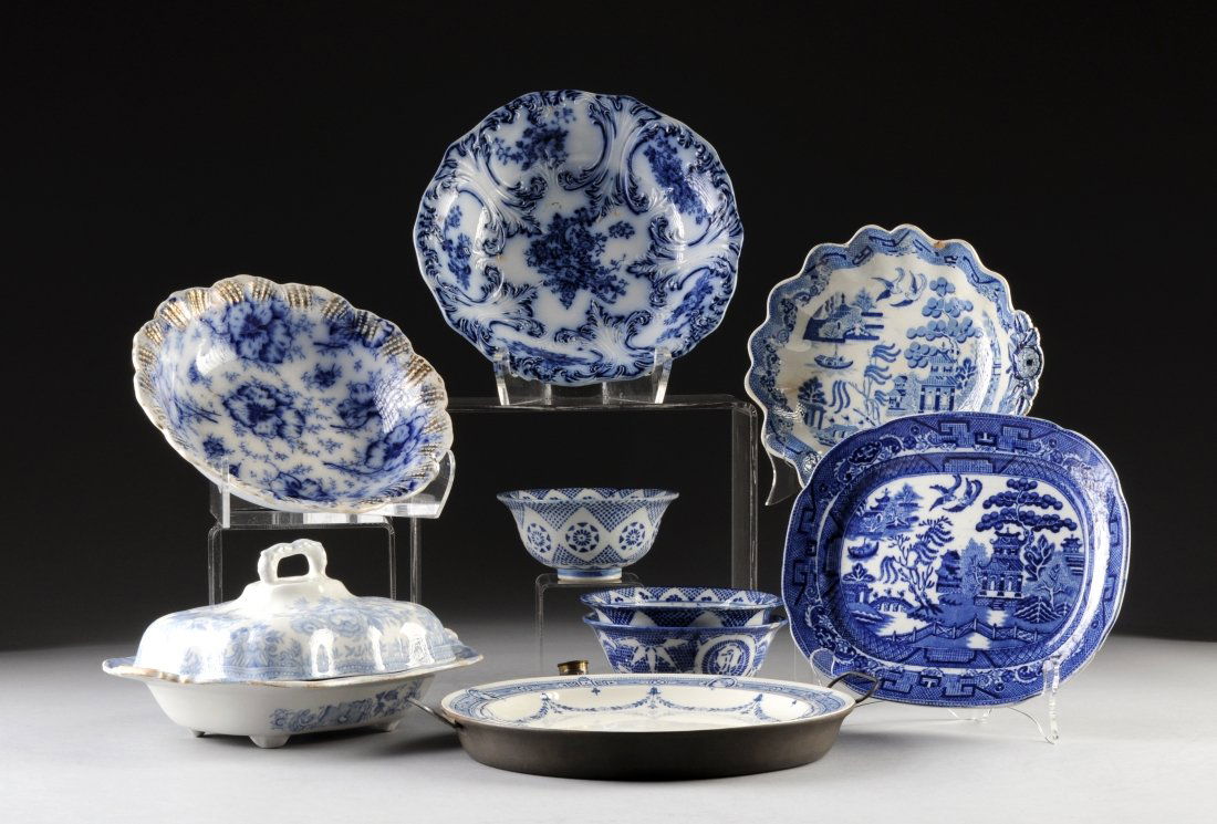 A GROUP OF BLUE AND WHITE ENGLISH PORCELAIN WARES, 19TH: A GROUP OF BLUE AND WHITE ENGLISH PORCELAIN WARES, 19TH/20TH CENTURY various makers; comprised of an Allerton "Willow" pattern asparagus dish, length: 9 3/8"; an early "Blue Willow" pattern John Roger