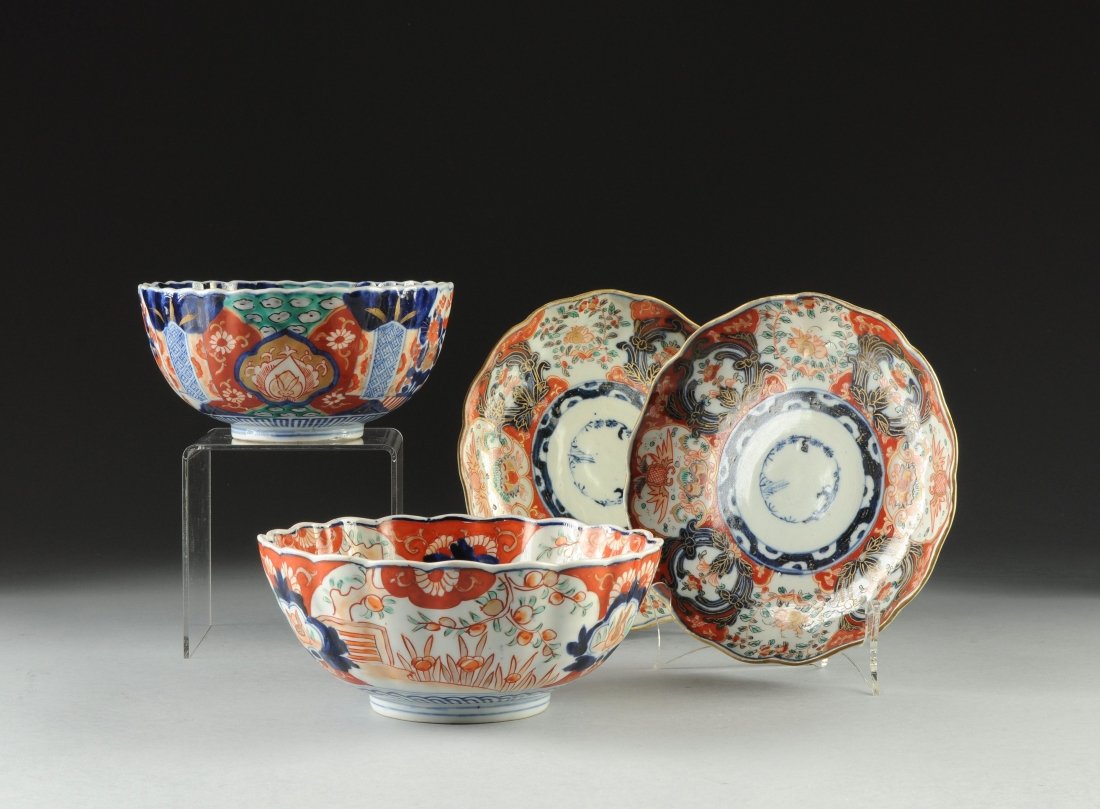 A GROUP OF FOUR ANTIQUE CHINESE IMARI WARES, LATE 19TH/: A GROUP OF FOUR ANTIQUE CHINESE IMARI WARES, LATE 19TH/EARLY 20TH CENTURY, two bowls having petal form bodies in traditional colors and centering a circular reserve enclosing a flower-filled urn withi