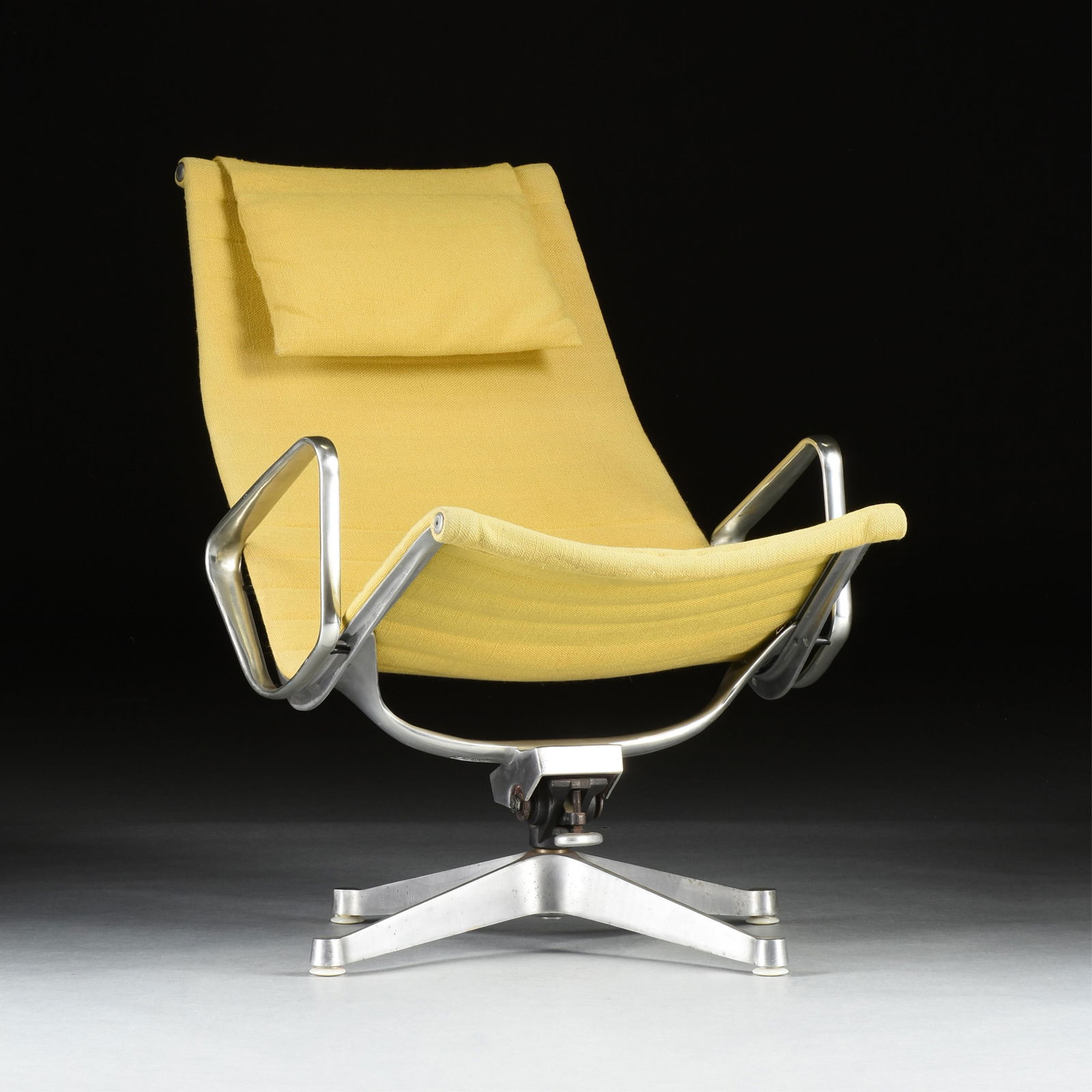 CHARLES EAMES (American 1907-1978) and RAY EAMES (American 1912-1988) A HERMAN MILLER ALUMINUM GROUP: CHARLES EAMES (American 1907-1978) and RAY EAMES (American 1912-1988) A HERMAN MILLER ALUMINUM GROUP LOUNGE CHAIR, AMERICAN, CIRCA 1960,an original vintage condition tilt and swivel lounge chair with