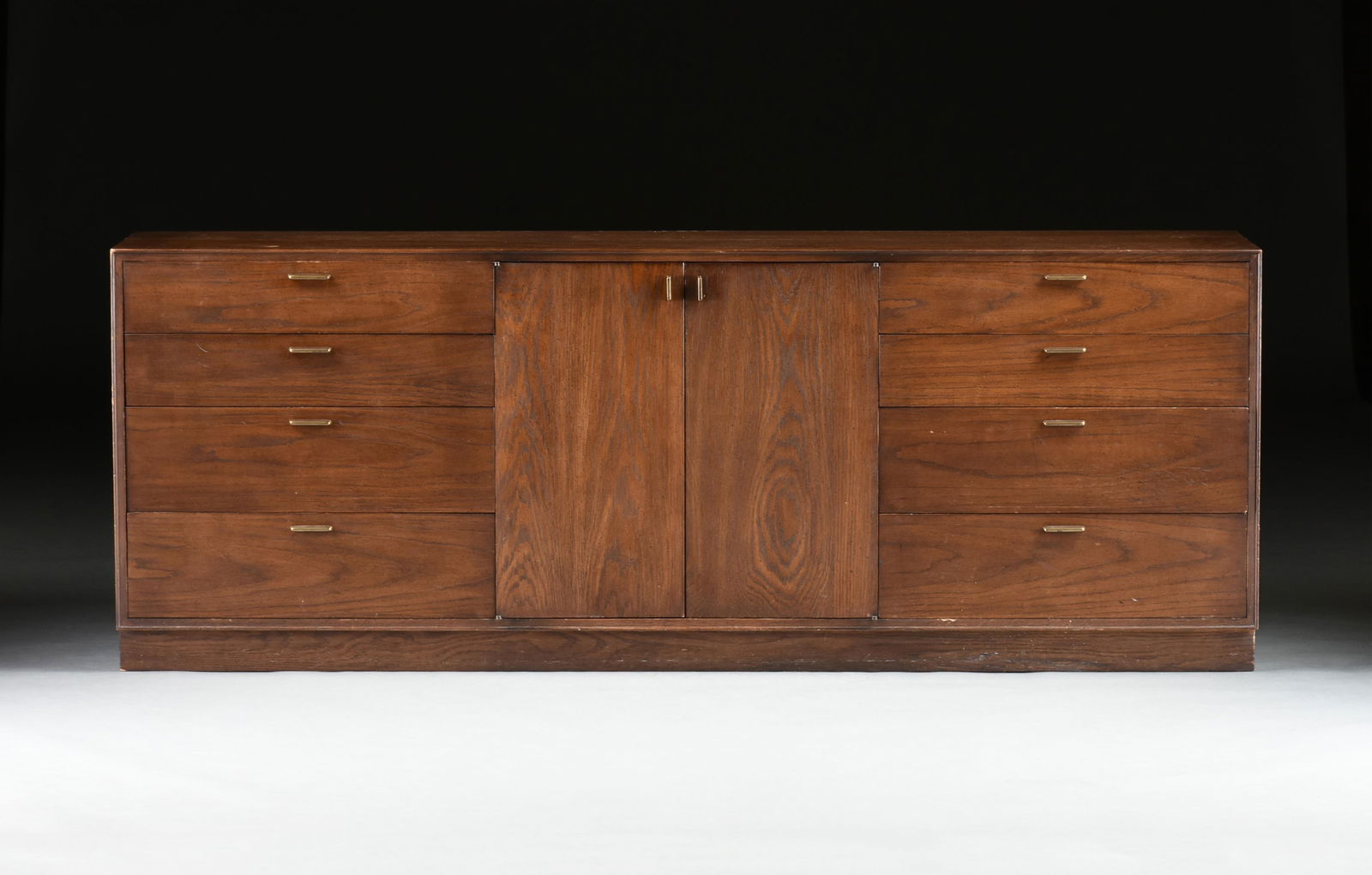 A MID CENTURY MODERN DRESSER, AMERICAN, MID 20TH CENTURY, (1 of 10)