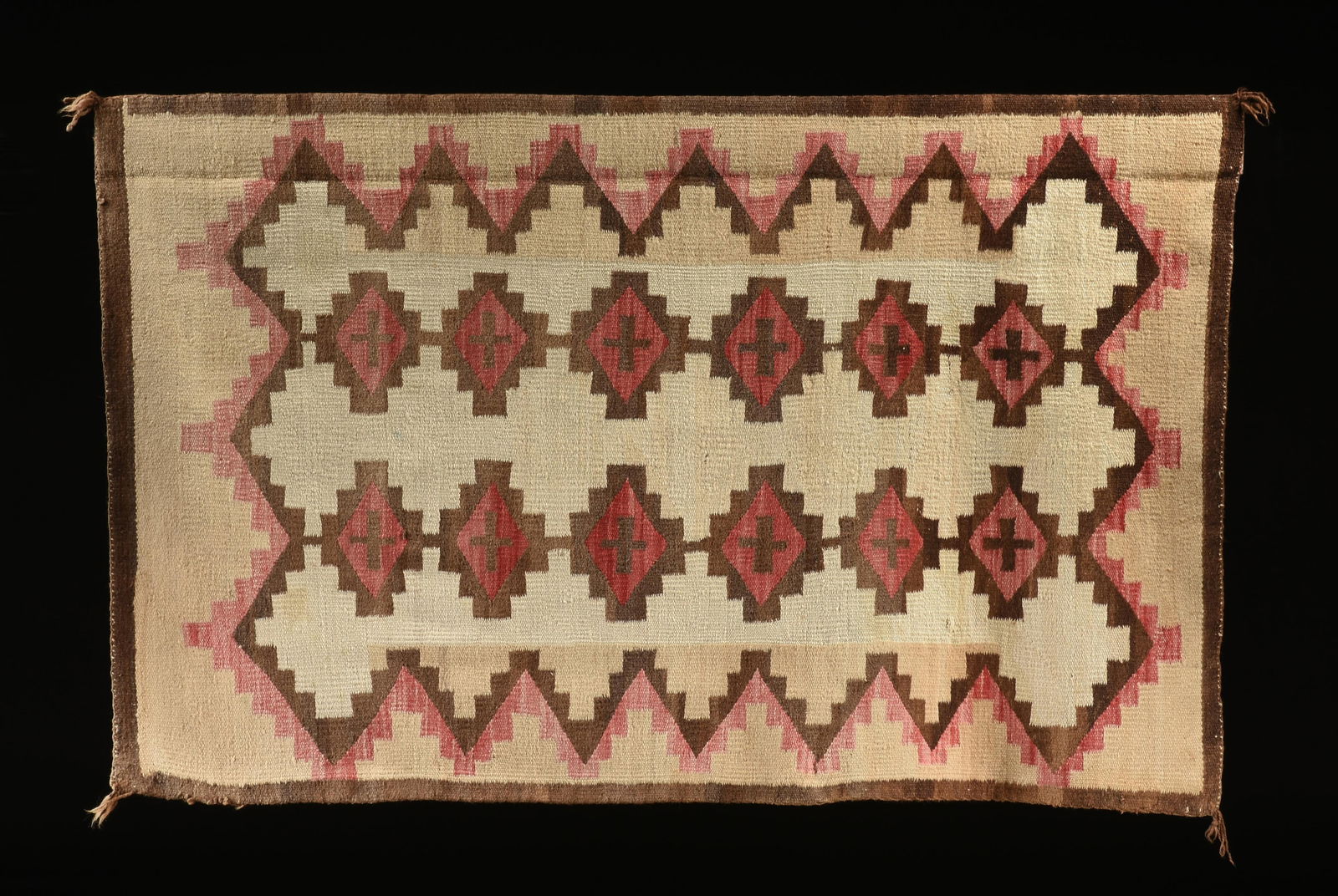 A DIAMOND PATTERN RUG, NAVAJO, 20TH CENTURY, (1 of 6)
