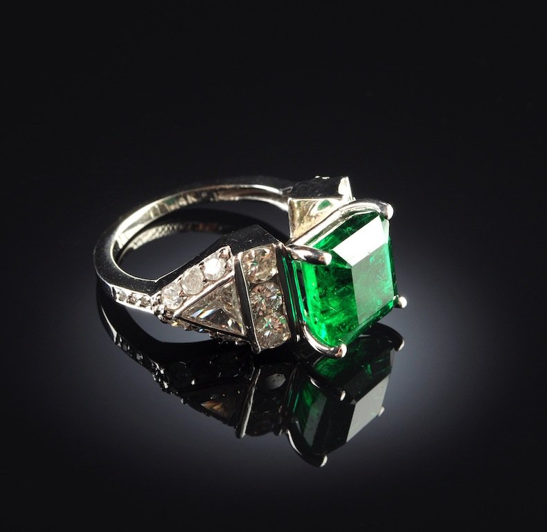 A 14K GOLD, EMERALD, AND DIAMOND LADY'S RING, in white: A 14K GOLD, EMERALD, AND DIAMOND LADY'S RING, in white gold, centering one 9.7 x 10.2 millimeter natural emerald beryl with an approximate weight of 5.00 cts., GIA Colored Stone Grading System, Color 