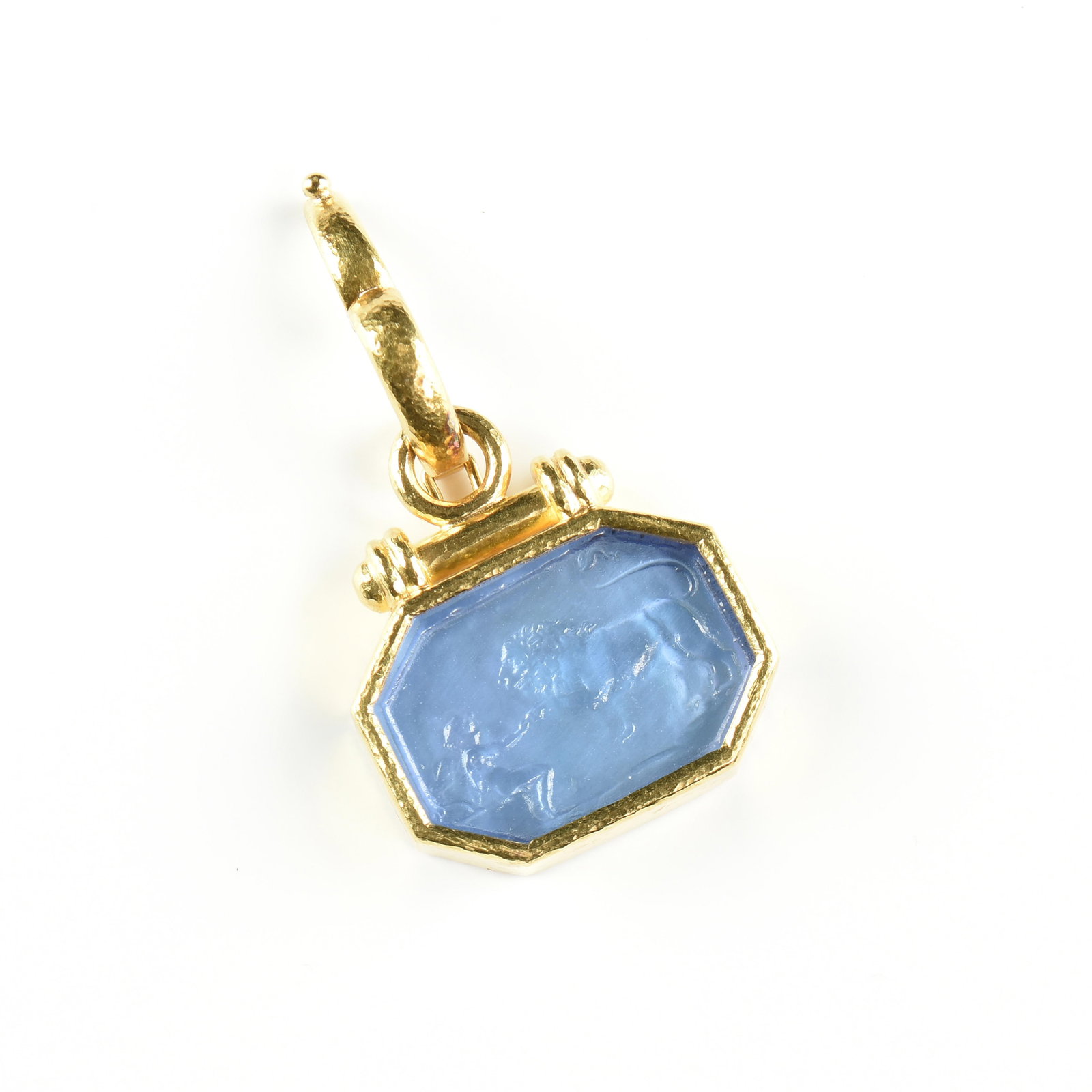 AN ELIZABETH LOCKE 19K GOLD AND BLUE INTAGLIO PENDANT, AMERICAN, 20TH CENTURY, (1 of 2)