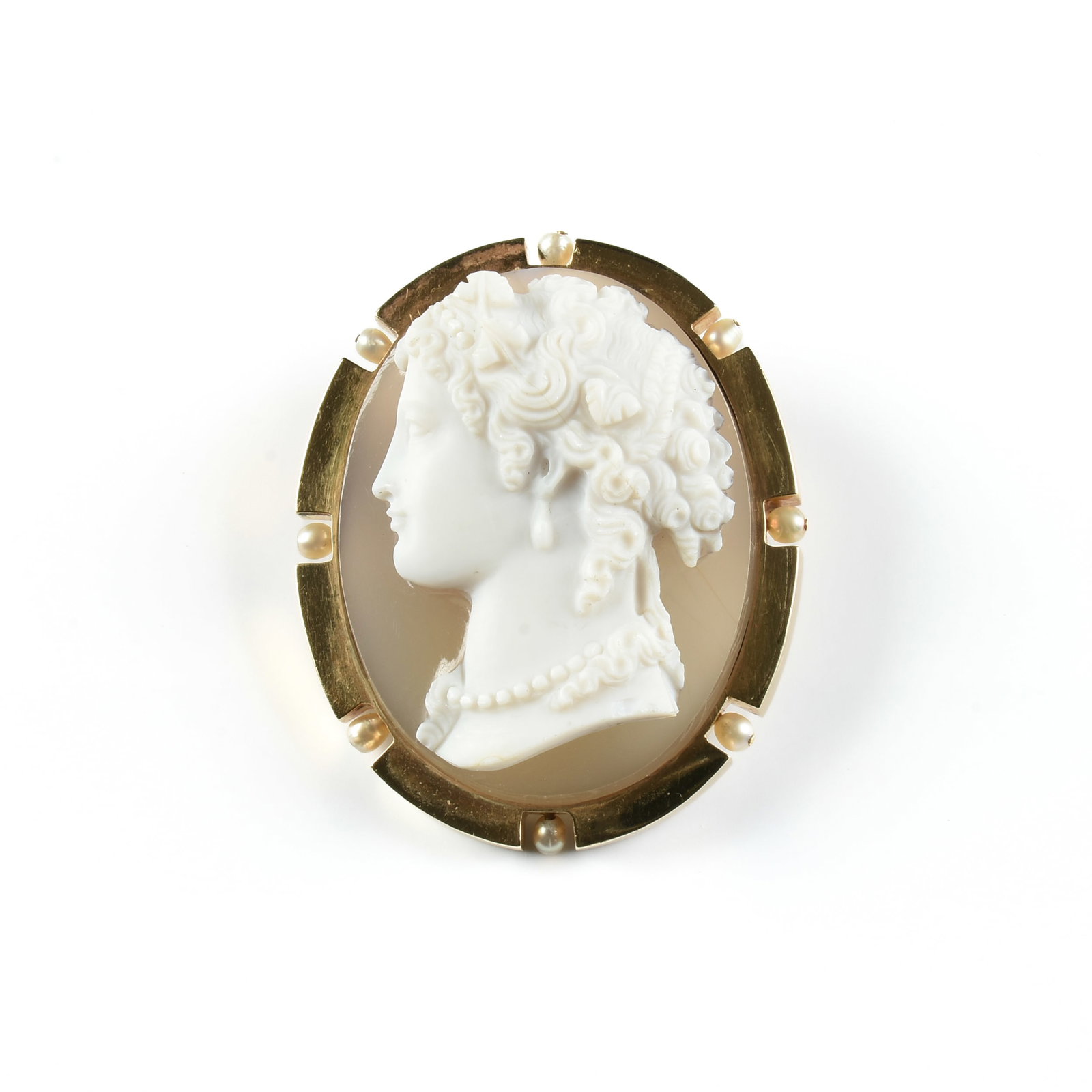 AN 18K YELLOW GOLD, AGATE, AND PEARL CAMEO BROOCH, FRENCH,: AN 18K YELLOW GOLD, AGATE, AND PEARL CAMEO BROOCH, FRENCH, 18k yellow gold brooch punctuated with eight seed pearls framing a cameo of a woman on agate, with assay mark on pin clasp. Total approximate