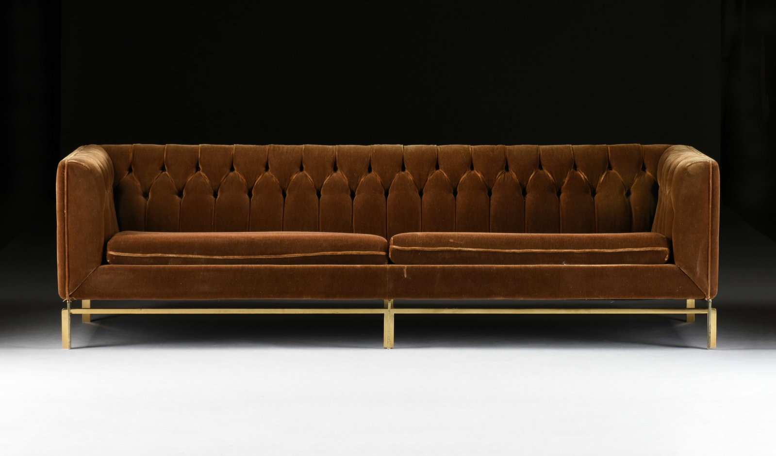 A STOW & DAVIS OLIVE GREEN VELVET SOFA, AMERICAN, CIRCA 1970, (1 of 7)