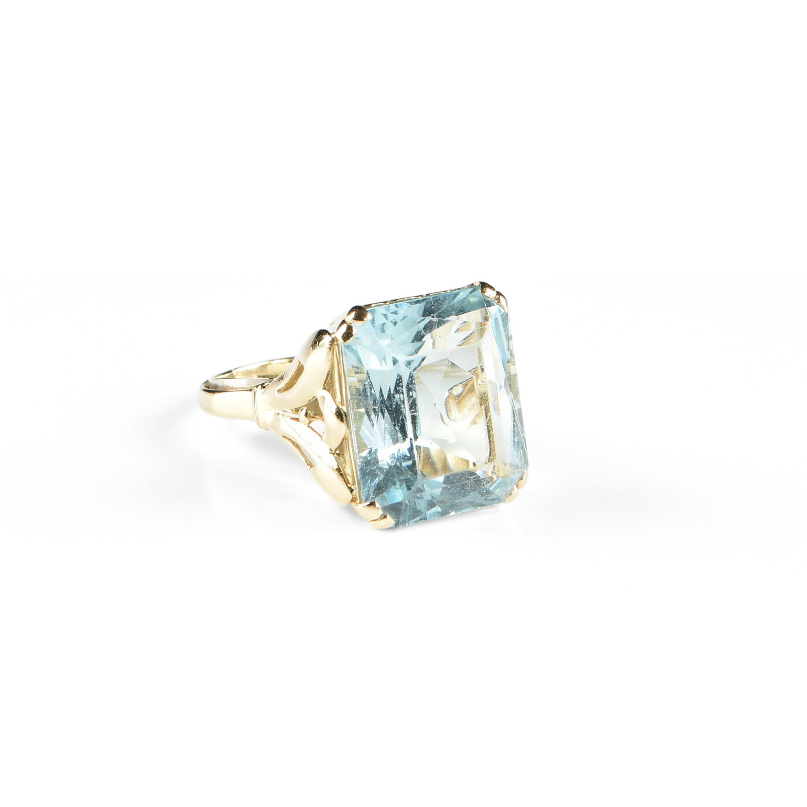 AN 18K GOLD AND AQUAMARINE RING,: AN 18K GOLD AND AQUAMARINE RING, 18k yellow gold band set with a 13.8 carat rectangular faceted aquamarine (approx. 16.7 x 14.3 x 8.5 mm), and with an adjustable ring sizer inside the band. Total appr