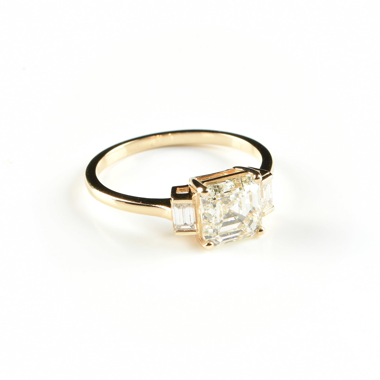 AN 18K GOLD ASSCHER CUT DIAMOND RING, (1 of 4)