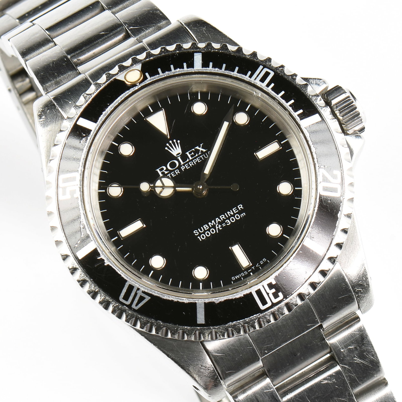A ROLEX SUBMARINER STAINLESS STEEL WATCH, SWISS, 1991,: A ROLEX SUBMARINER STAINLESS STEEL WATCH, SWISS, 1991, a stainless steel Rolex watch with black dial. Face marked, "Rolex / Oyster Perpetual / Submariner 1000ft = 300m / Swiss - T < 25." Serial number