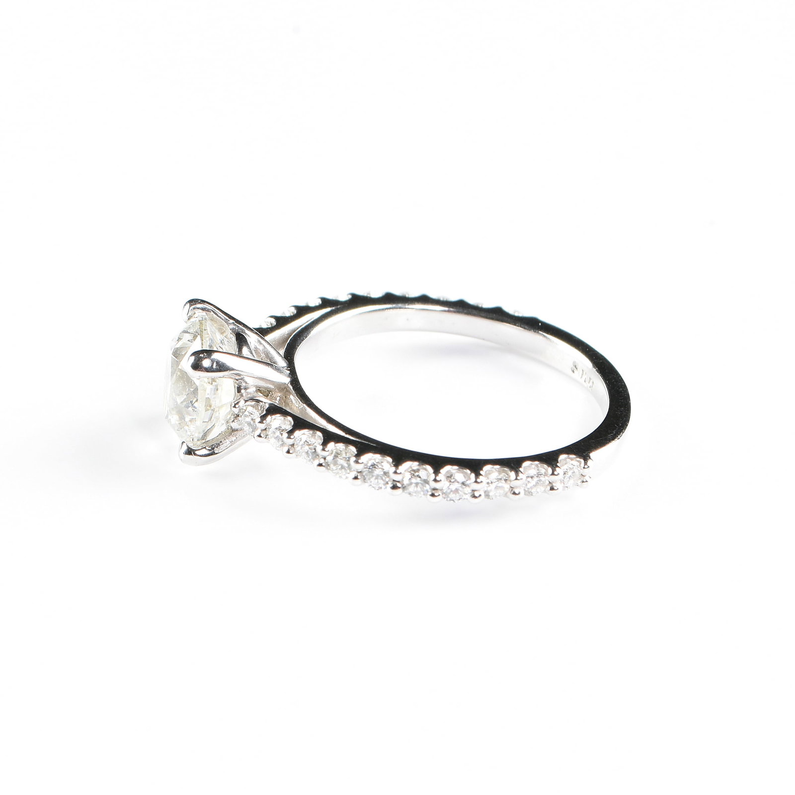 A PLATINUM AND ROUND DIAMOND RING, - 2
