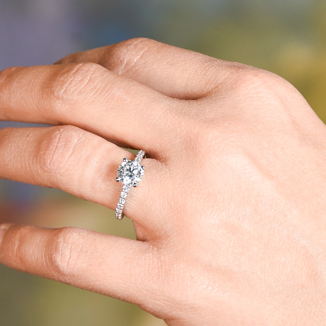 A PLATINUM AND ROUND DIAMOND RING, - 3