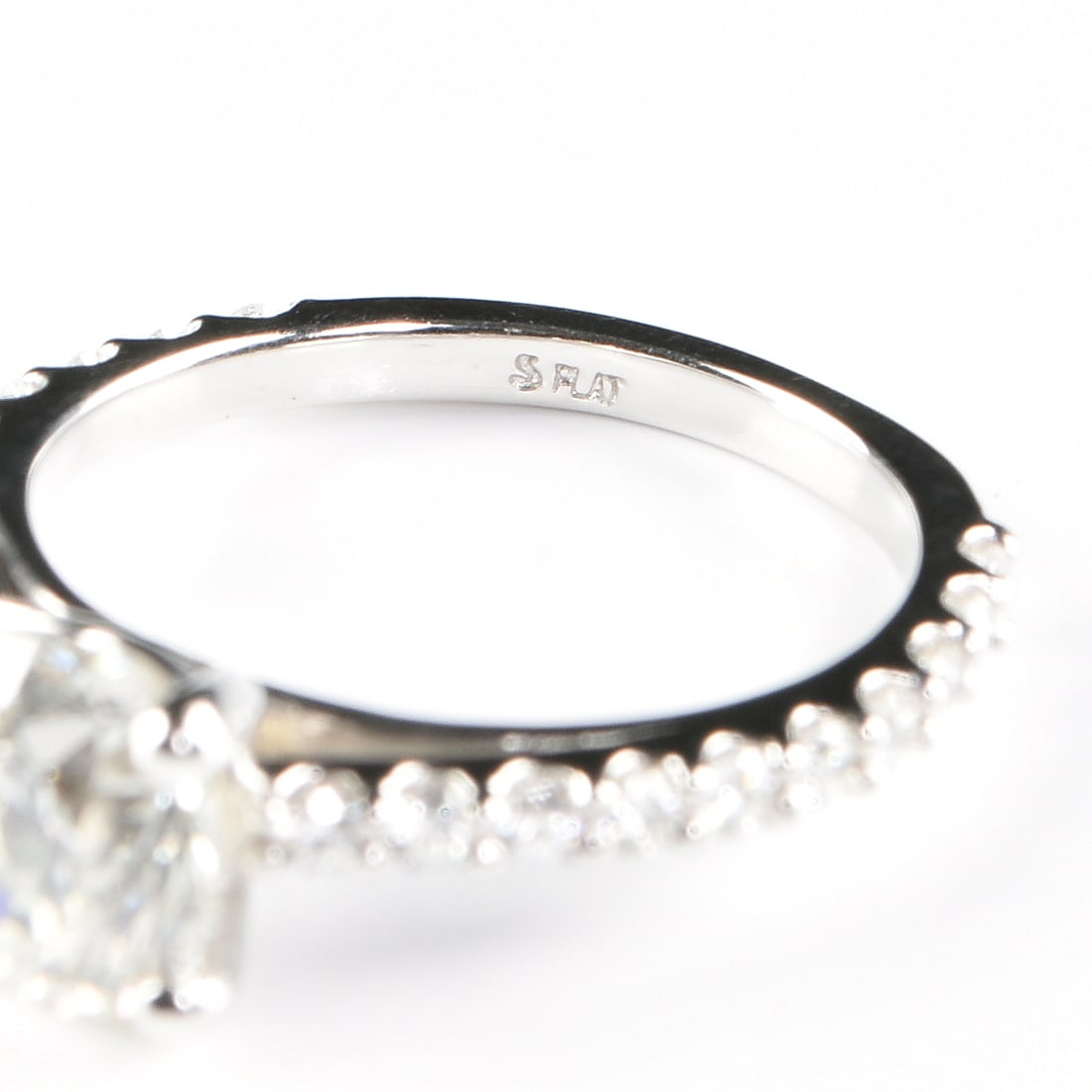 A PLATINUM AND ROUND DIAMOND RING, - 4