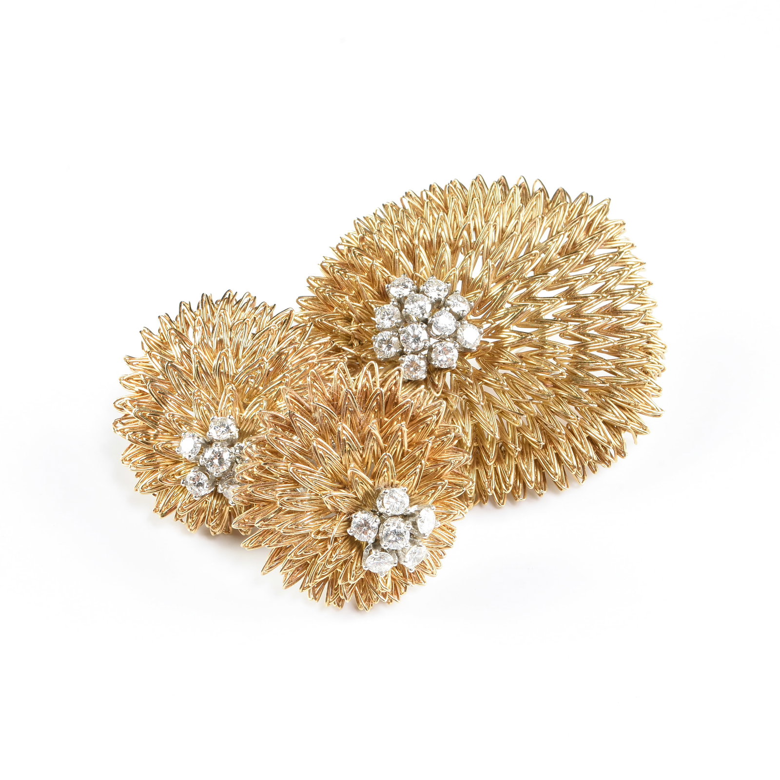 A LINZ 18K GOLD AND DIAMOND BROOCH AND EARRINGS SET, FRENCH, 20TH CENTURY, (1 of 7)