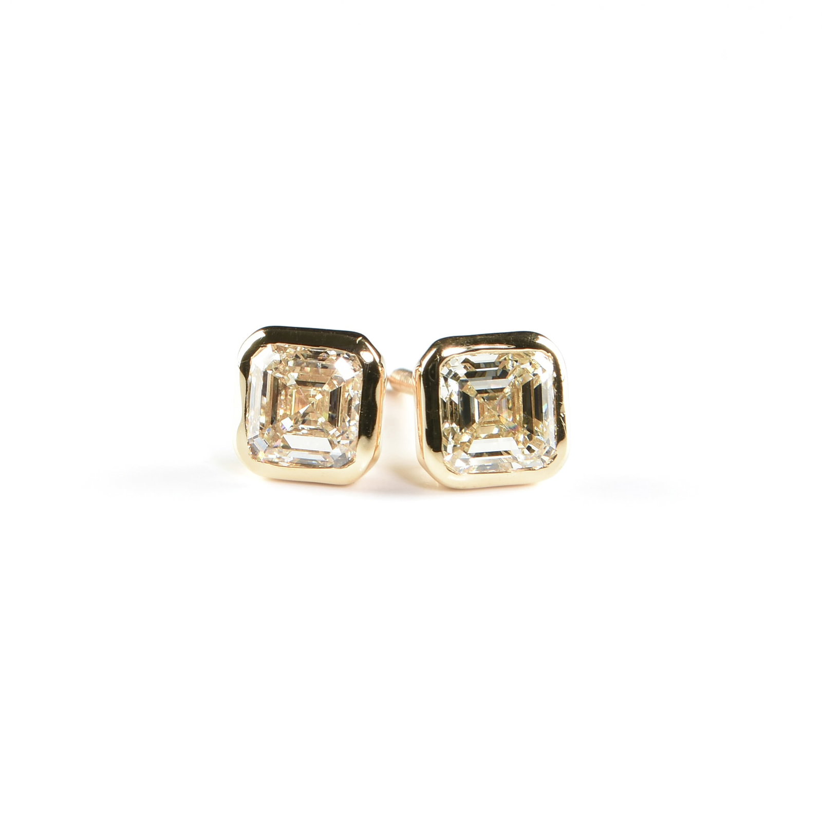 A PAIR OF 18K GOLD ASSCHER CUT DIAMOND STUD EARRINGS, (1 of 3)