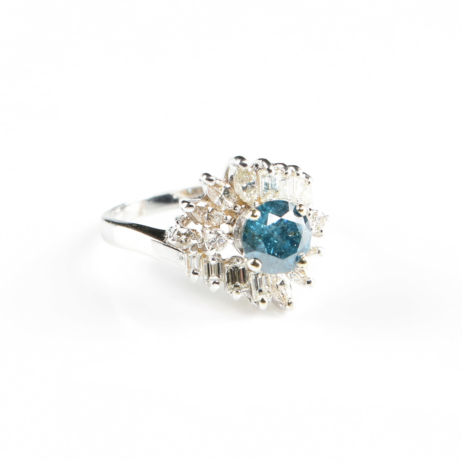 A 14K GOLD AND BLUE AND WHITE DIAMOND CLUSTER RING, (1 of 7)