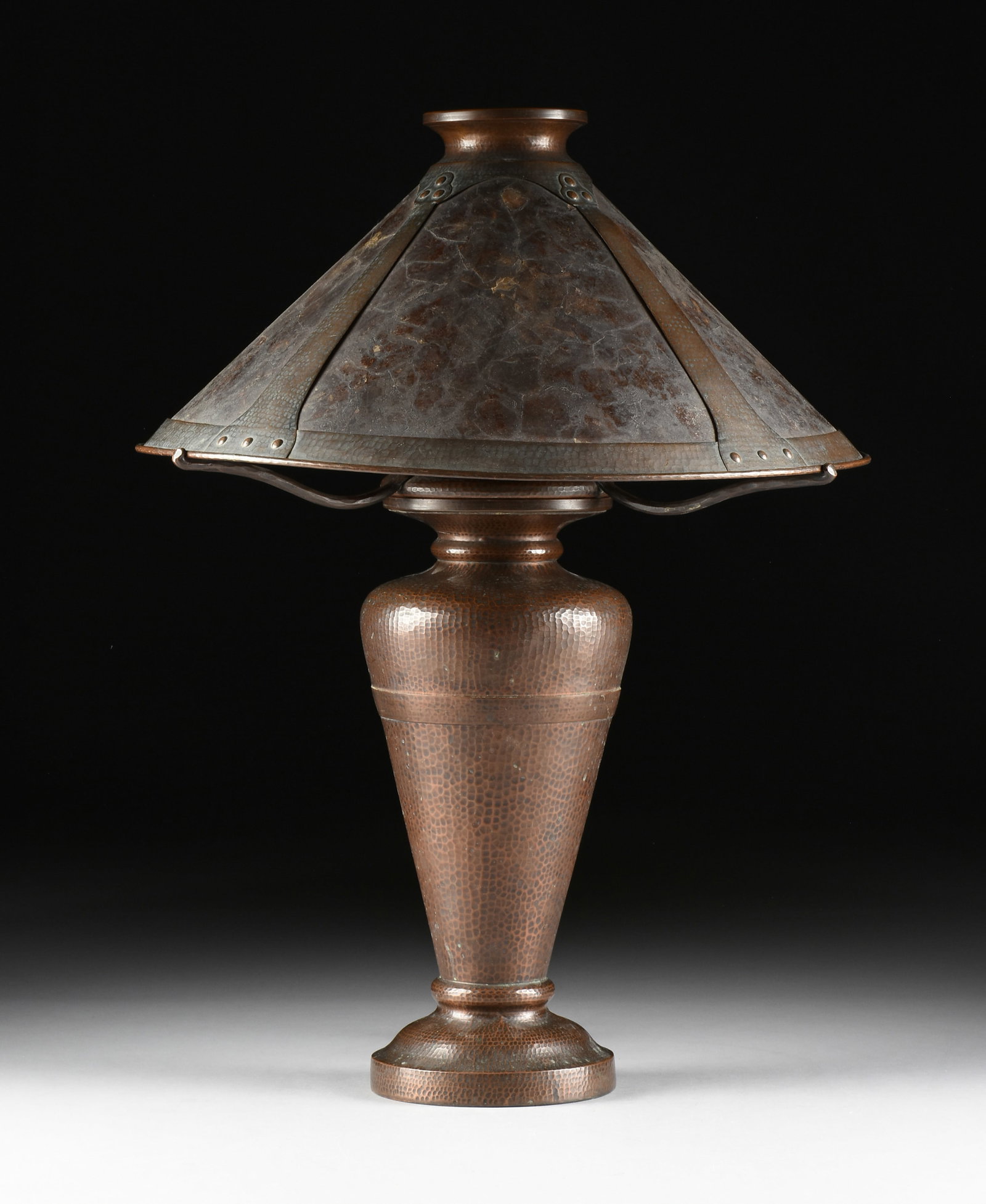 AN ARTS AND CRAFTS STYLE TABLE LAMP, 20TH CENTURY, (1 of 10)