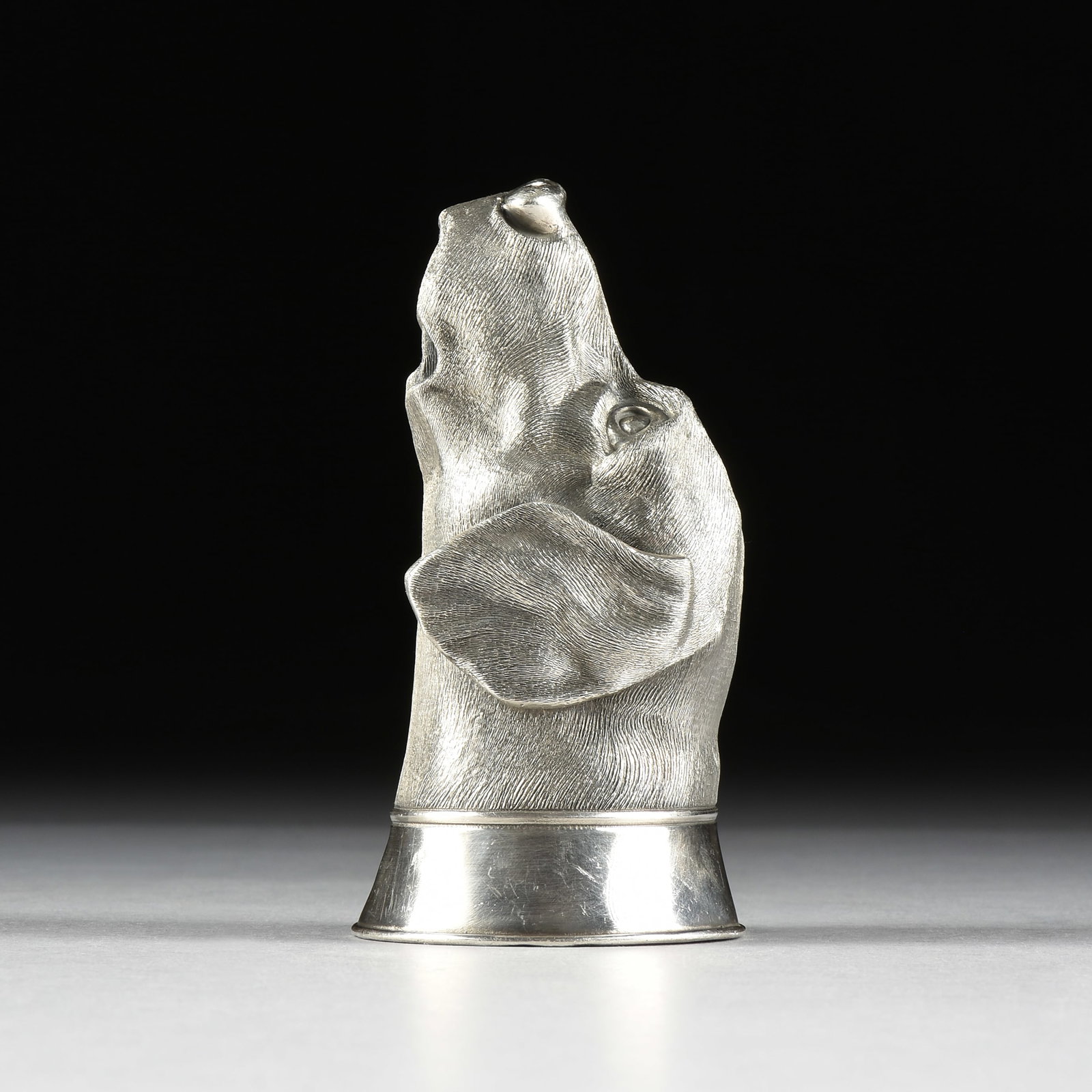 A STERLING SILVER HOUND STIRRUP CUP, BRITISH, 1912, (1 of 8)