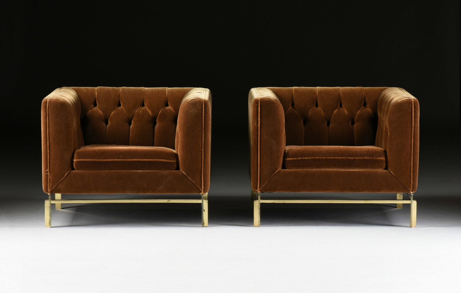 A PAIR OF STOW & DAVIS MID-CENTURY MODERN OLIVE GREEN VELVET LOUNGE CHAIRS, AMERICAN, CIRCA 1970, (1 of 5)