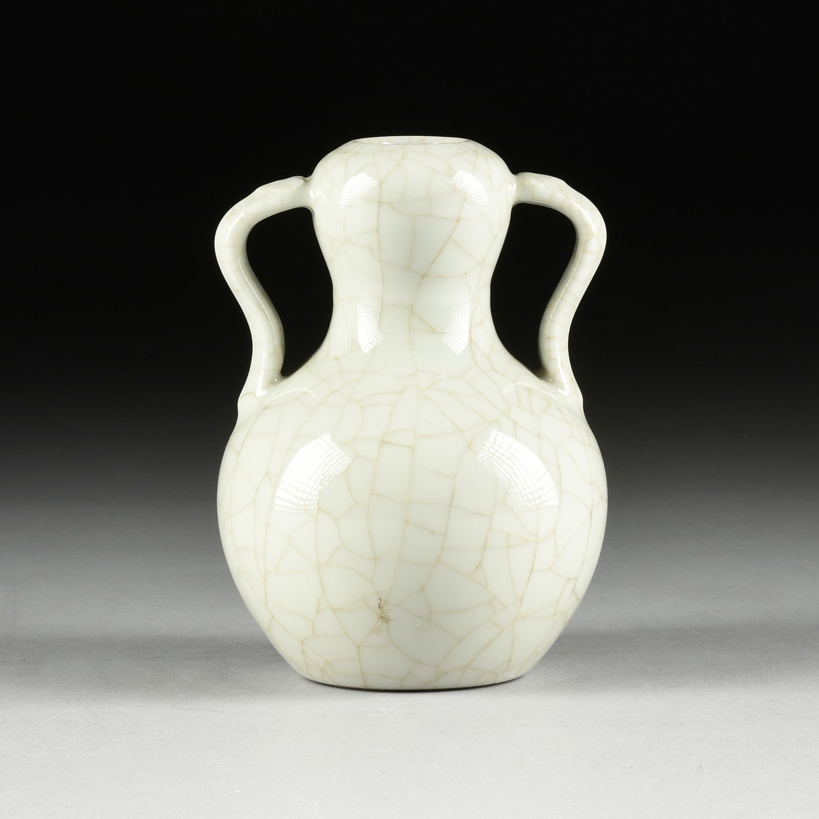 A QIANLONG STYLE GE-TYPE VASE, CHINESE, 19TH/20TH CENTURY, (1 of 7)