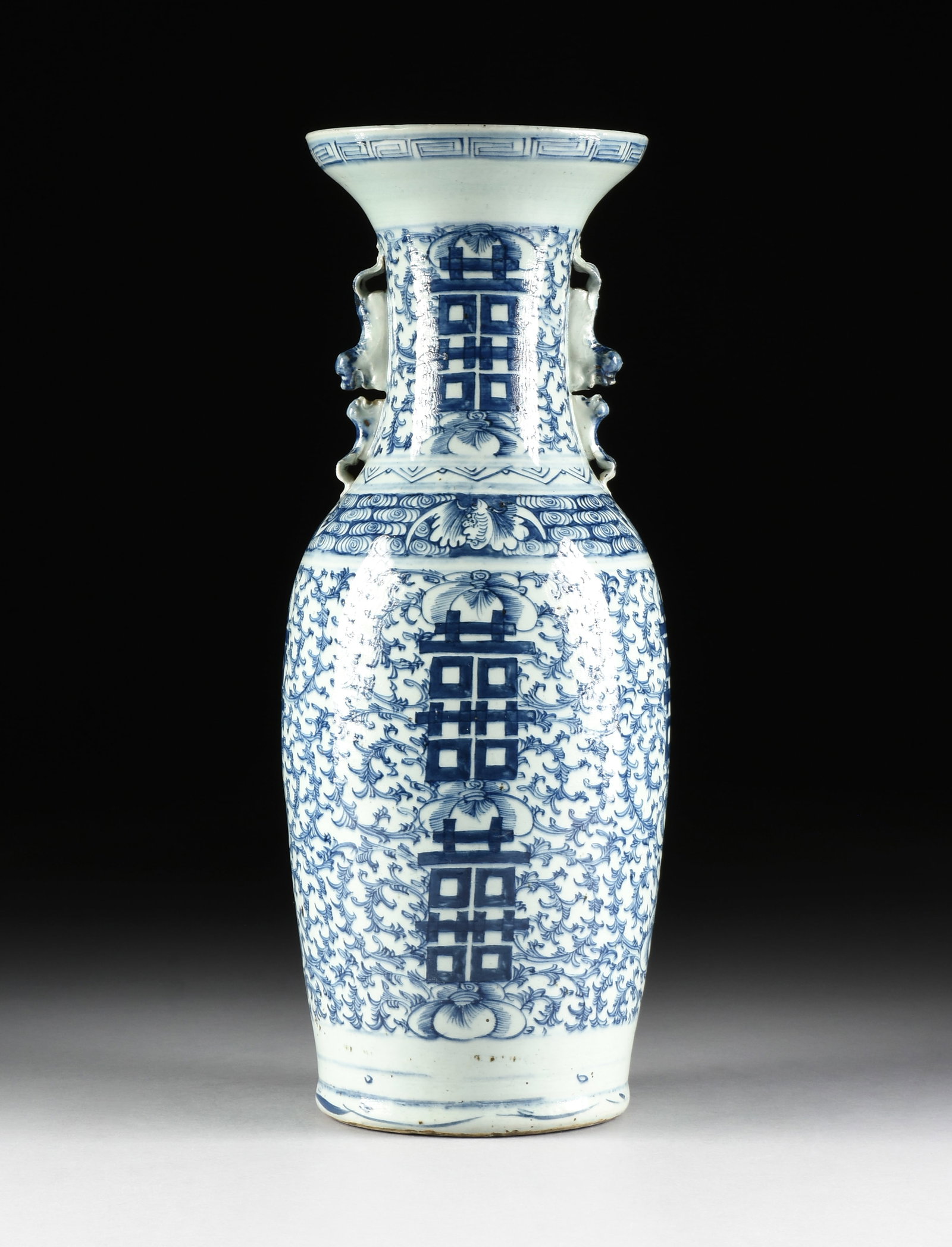 A BLUE AND WHITE DOUBLE HAPPINESS VASE, CHINESE, 19TH/20TH CENTURY, (1 of 11)