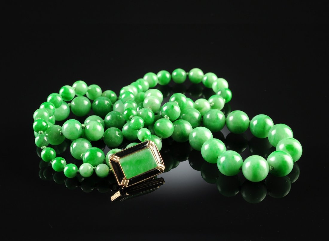 A 14K YELLOW GOLD, AND CHINESE "A" JADEITE JADE LADY'S: A 14K YELLOW GOLD, AND CHINESE "A" JADEITE JADE LADY'S NECKLACE, comprising seventy-eight natural, type "A" jadeite jade spherical beads, full drilled, measuring approximately 5.0 to 9.5 millimeters i