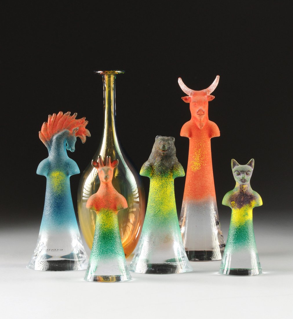 A KOSTA BODA CRYSTAL FIDJI VASE AND FIVE ANIMAL HEAD: A KOSTA BODA CRYSTAL FIDJI VASE AND FIVE ANIMAL HEAD SCULPTURES, BY KJELL ENGMAN, ENGRAVED SIGNATURE AND NUMBERED, MODERN, each piece having hand engraved "Kosta Boda" above "K. Engman" over individua