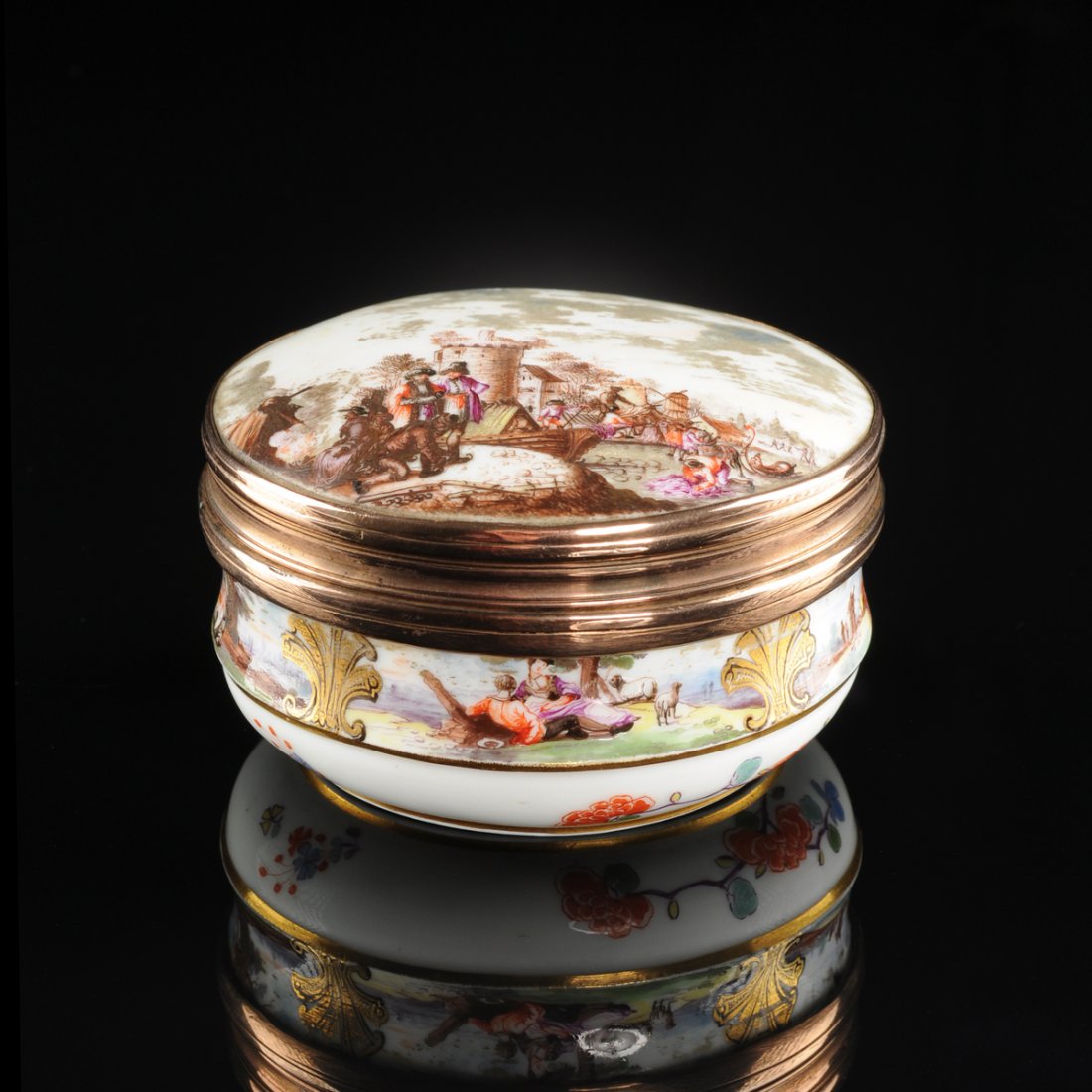 A MEISSEN PORCELAIN CIRCULAR SNUFF BOX AND COVER WITH: A MEISSEN PORCELAIN CIRCULAR SNUFF BOX AND COVER WITH GILT COPPER MOUNTS, CIRCA 1735-1740, of waisted form, the top with "Kauffahrtei" or harbor scene decoration with two robed gentlemen wearing fur t