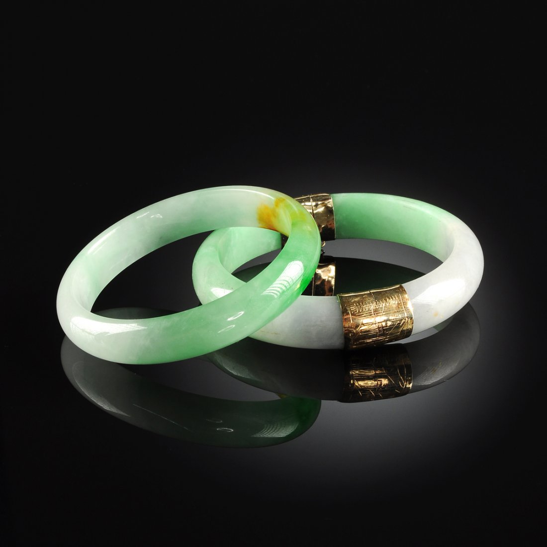 A CHINESE 14KT GOLD MOUNTED CARVED APPLE GREEN AND (1 of 4)