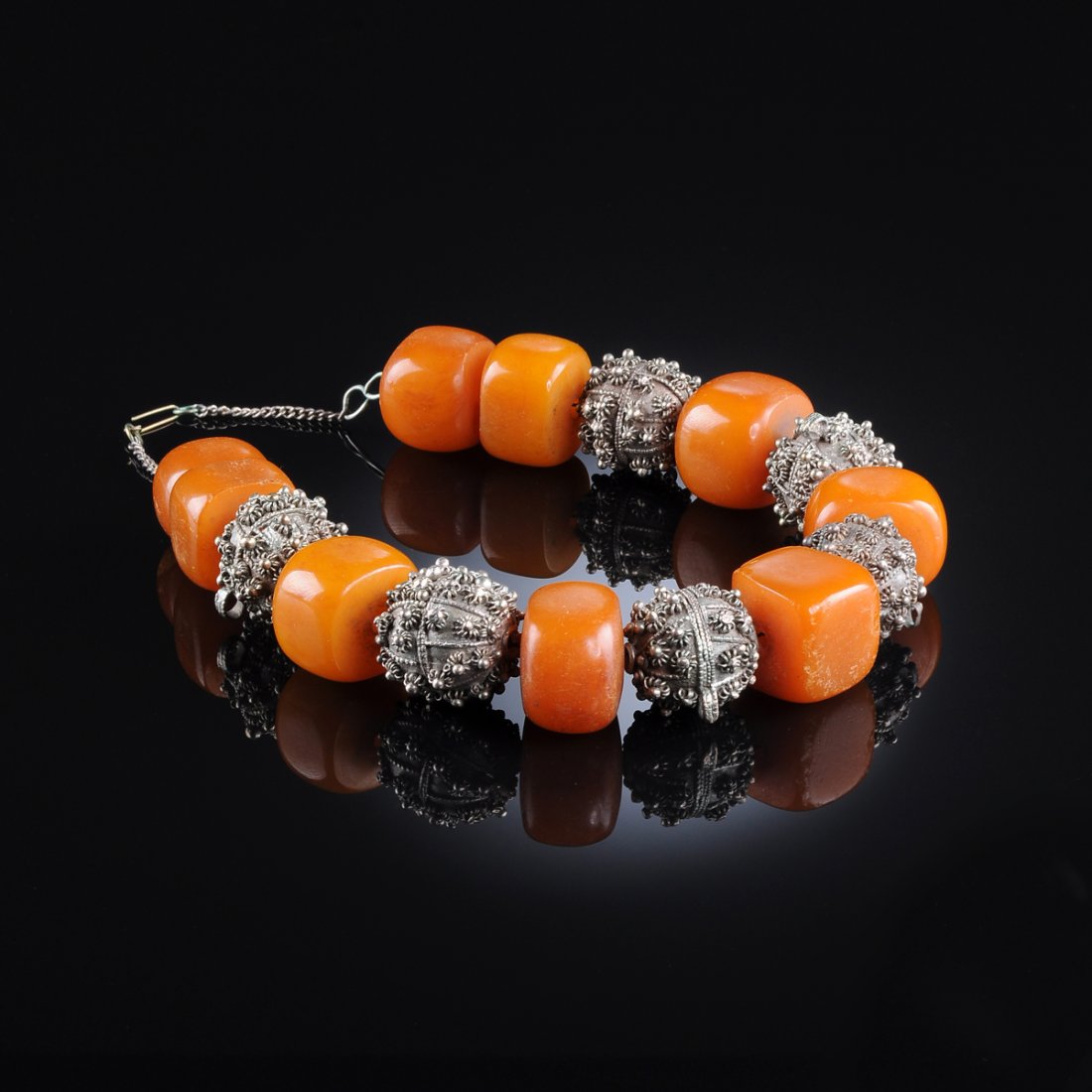 A HANDMADE AMBER JEWISH YEMENITE NECKLACE, 19TH (1 of 3)