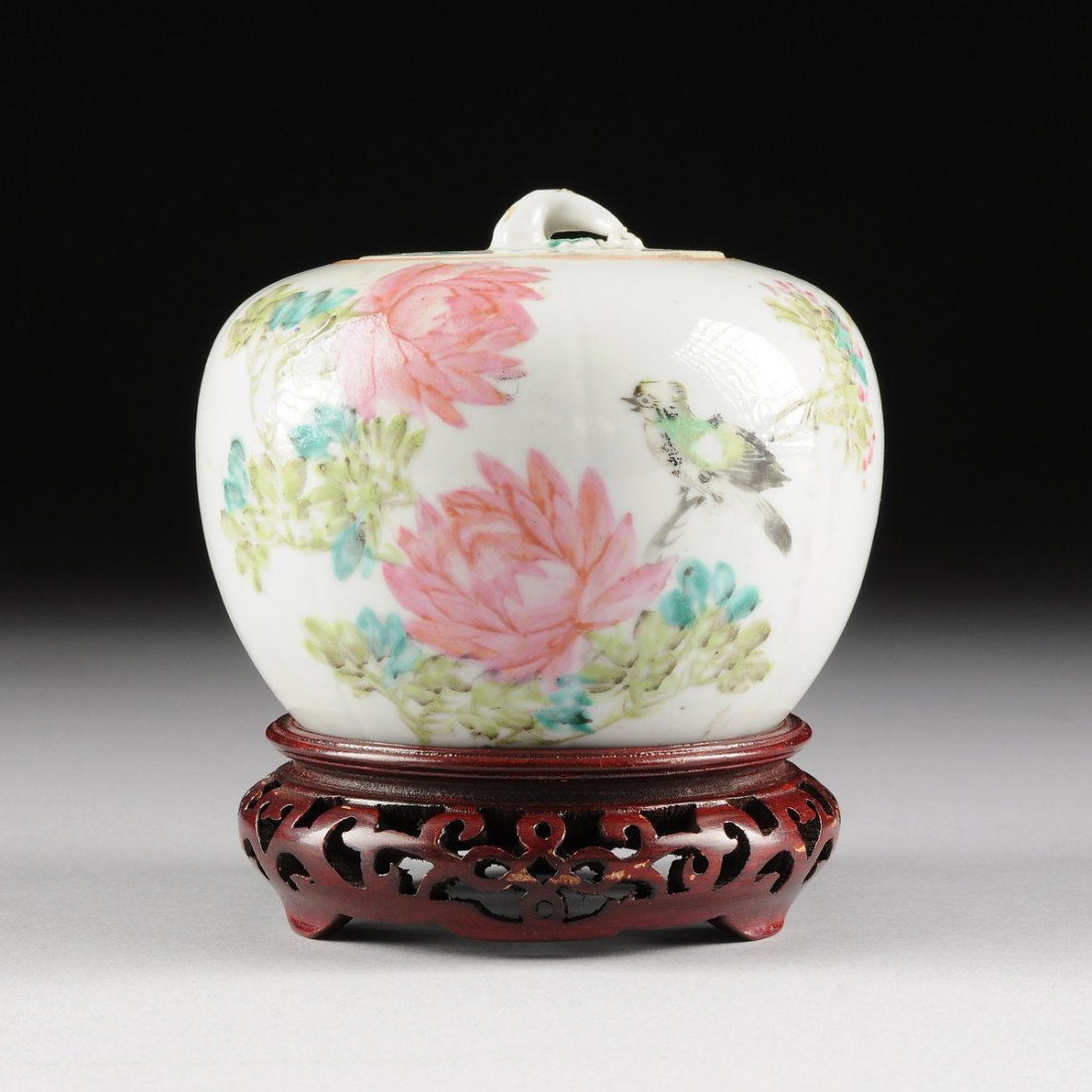 A CHINESE FAMILLE ROSE PORCELAIN LIDDED JAR, QING (1 of 8)