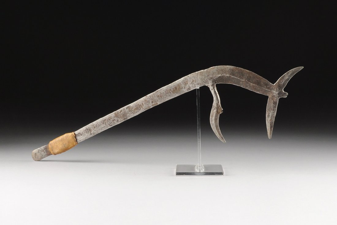 A LONG AZANDE WROUGHT IRON THROWING KNIFE, DEMOCRATIC (1 of 6)