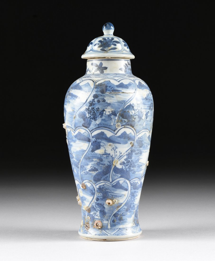 A CHINESE EXPORT BLUE AND WHITE LIDDED PORCELAIN VASE, (1 of 8)