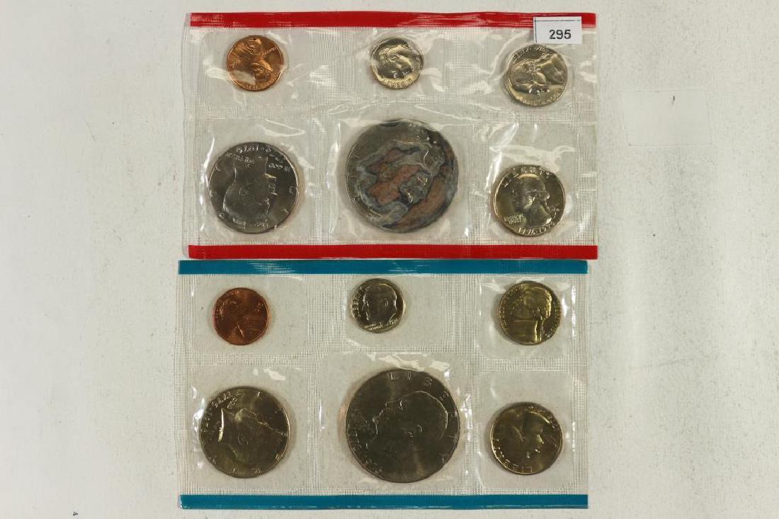 1976 US MINT SET (UNC) P/D (WITH NO ENVELOPE) (1 of 2)