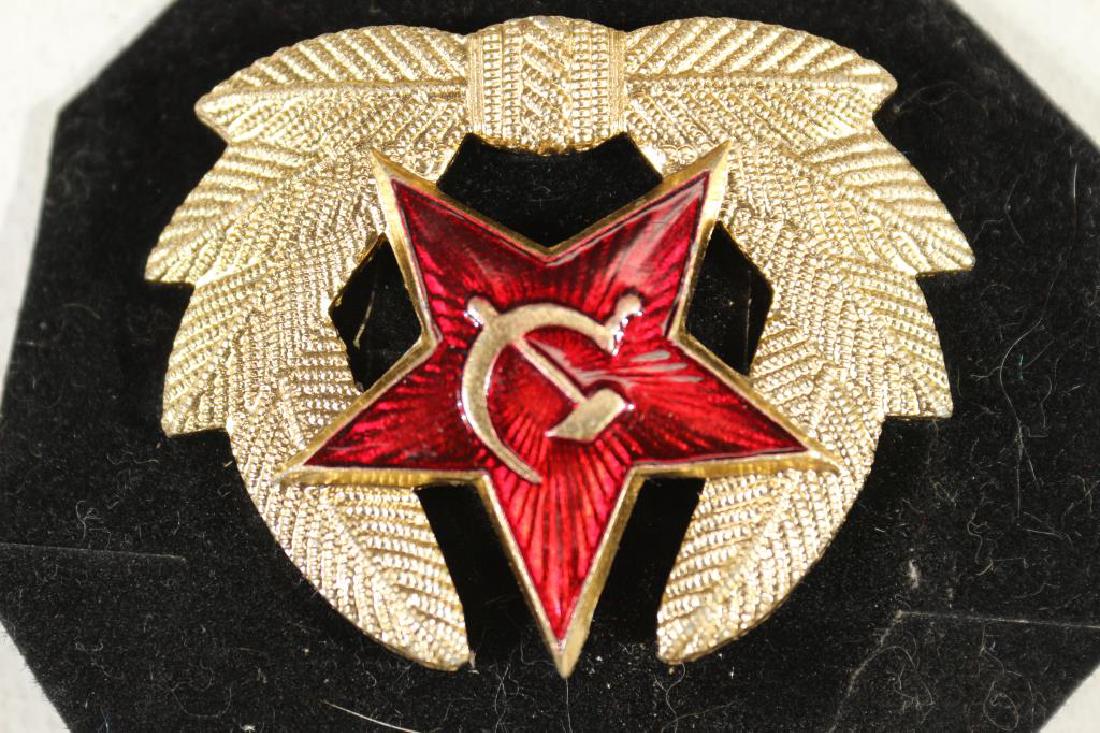 SOVIET ENLISTED HAT BADGE (1 of 2)