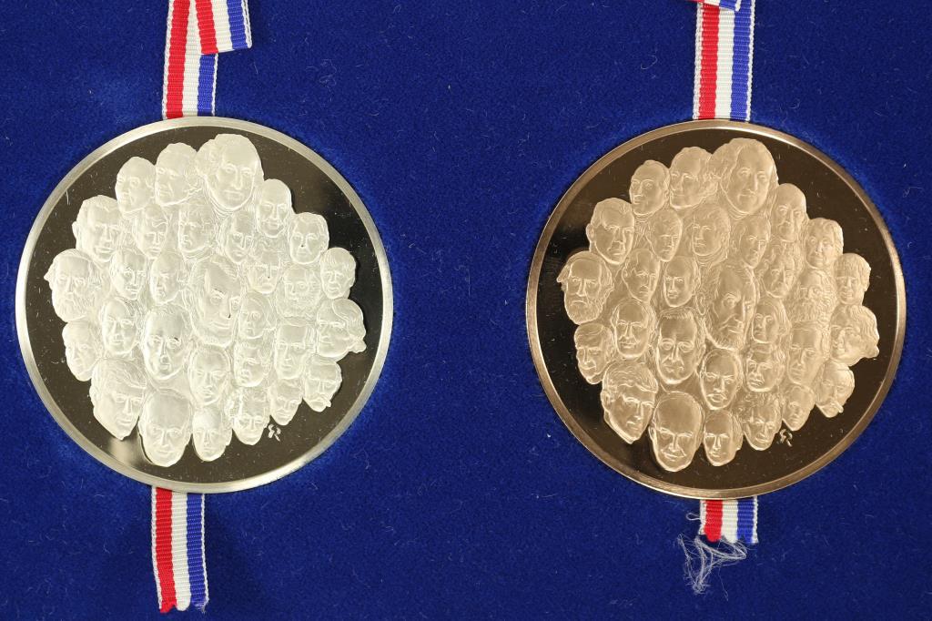 FRANKLIN MINT BICENTENNIAL MEDAL SET: 1 MEDAL IN STERLING SILVER AND 1 IN SOLID BRONZE. EACH 2000 GRAINS WHICH IS ABOUT 4 1/4 OZ., BOTH PROOF WITH MATCHING SERIAL NUMBERS IN ORIGINAL FRANKLIN MINT PACKAGING