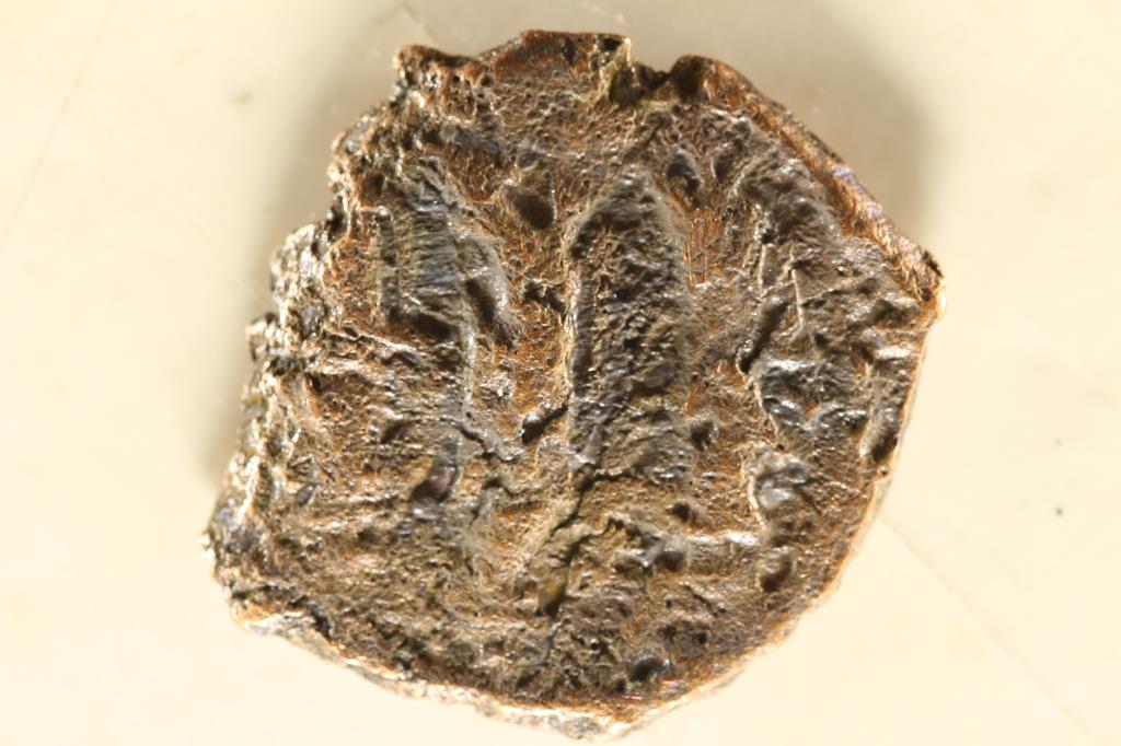 M=40 NUMMI BYZANTINE EMPIRE ANCIENT COIN (1 of 2)
