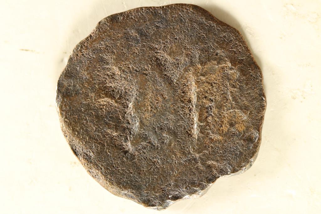 M=40 NUMMI BYZANTINE EMPIRE ANCIENT COIN (1 of 2)