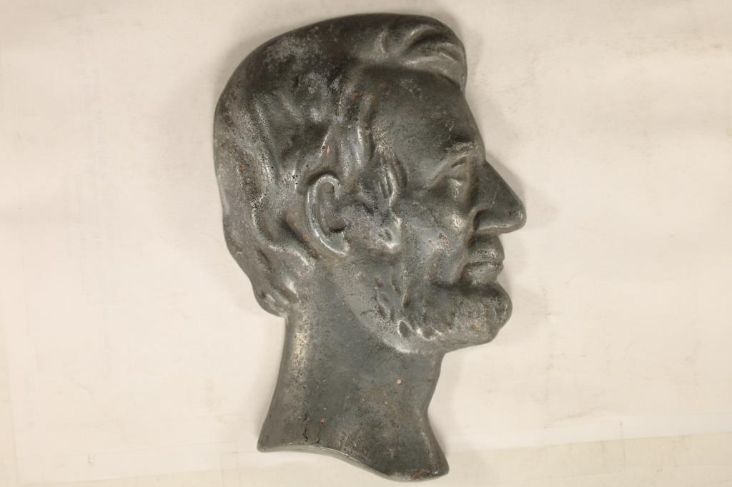 VINTAGE 6 1/4'' METAL BUST OF LINCOLN (1 of 2)