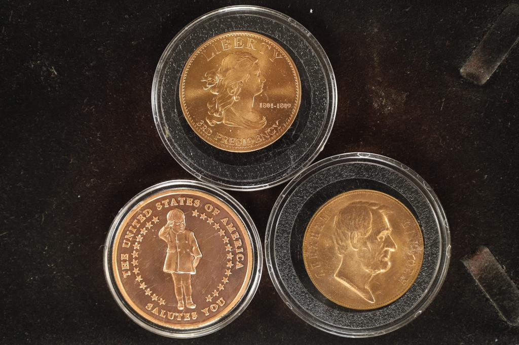 3 ASSORTED 1 1/4'' & 1 1/2'' TOKENS, THOMAS: JEFFERSON, UNITED STATES OF AMERICAN SALUTES YOU AND ABRAHAM LINCOLN. ALL IN CAPSULES