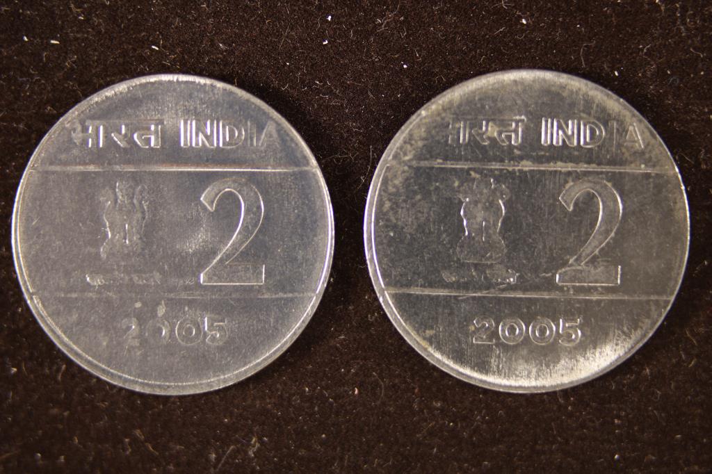 2005 INDIA 2 RUPEE COINS.  LARGE AND SMALL DATE (1 of 2)