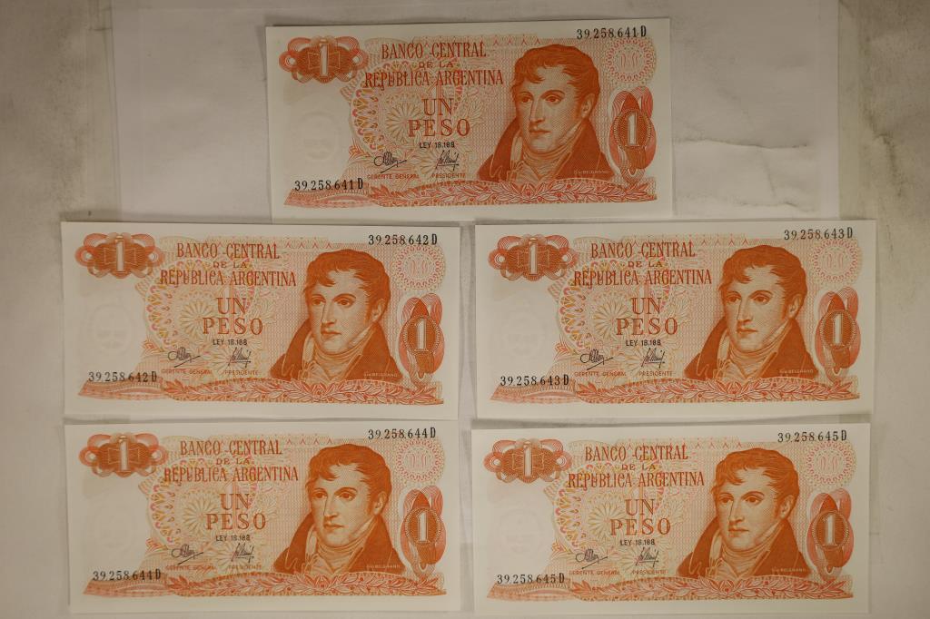 5-1970'S ARGENTINA 1 PESO CRISP UNC BILLS WITH: CONSECUTIVE SERIAL NUMBERS