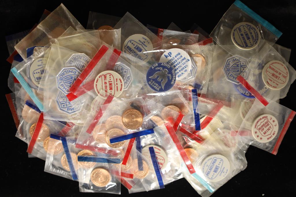 100 ASSORTED MINT MEDALS, FOILS ETC... FROM US (1 of 1)
