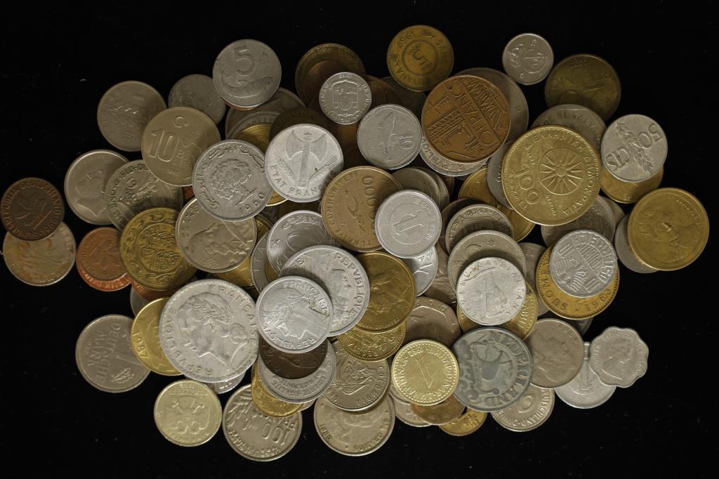 1 POUND ASSORTED FOREIGN COINS (1 of 1)